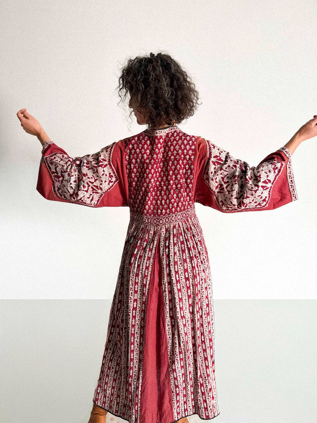 Blockdruckkleid aus den 1970er Jahren mit Engelsärmeln