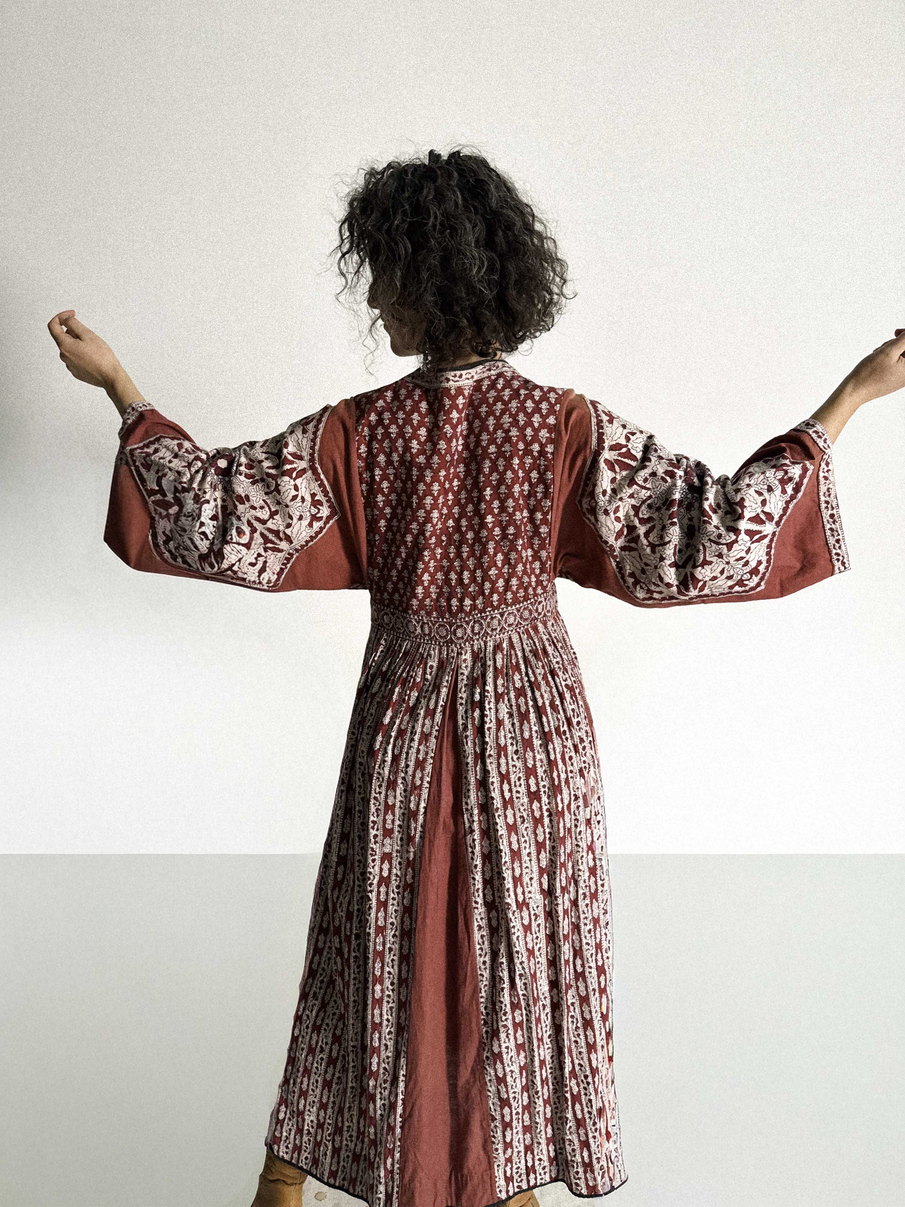 Blockdruckkleid aus den 1970er Jahren mit Engelsärmeln