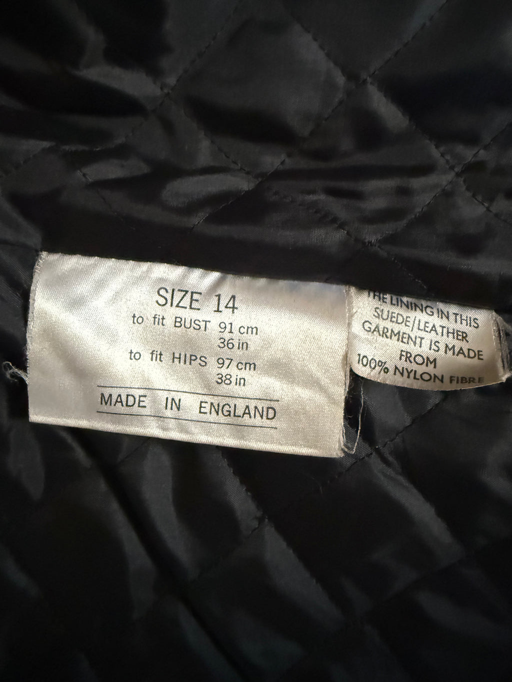 Lange kieferngrüne Lederjacke aus den 1970er-Jahren mit Pelzkragen
