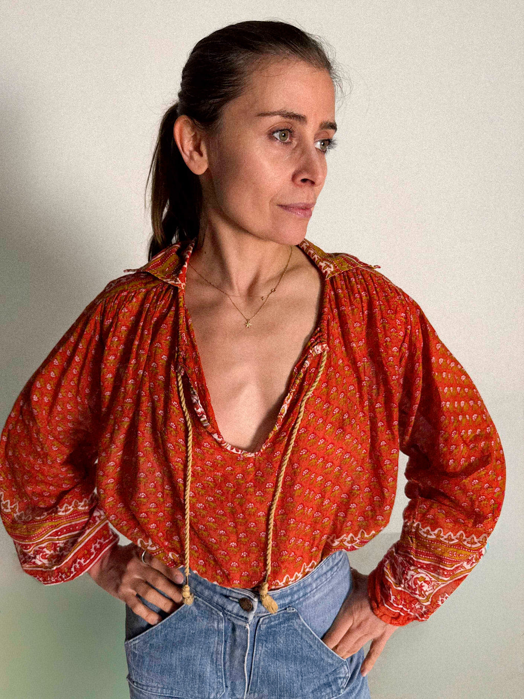 Baumwollgazebluse mit Kragen aus den 1970er Jahren